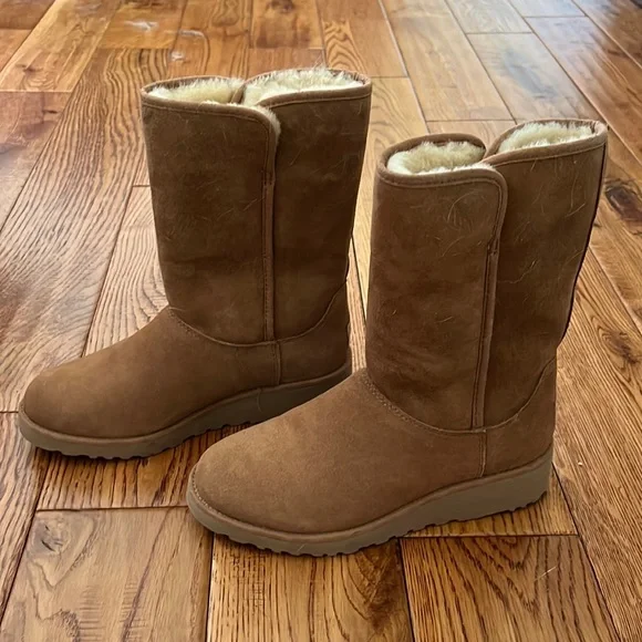 UGG boot with slight wedge - classic! - Picture 1 of 5